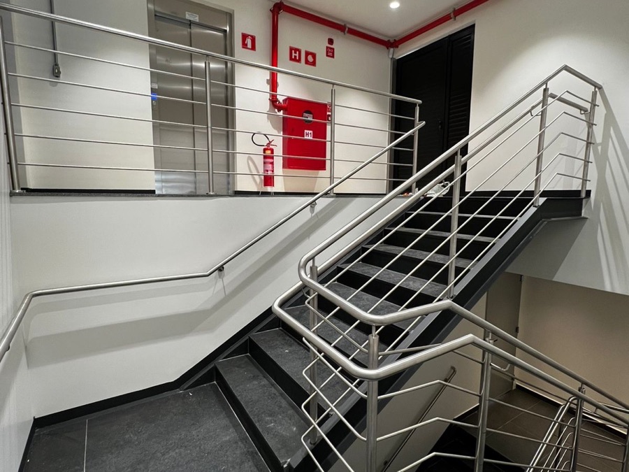 Guarda-corpo de inox em hall corporativo com elevador