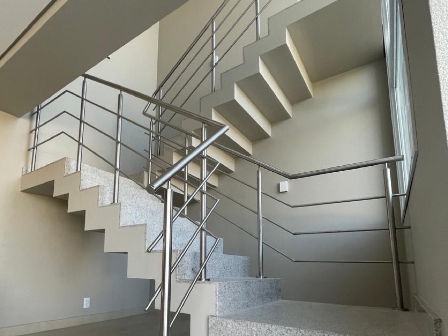 Guarda-corpo de inox com barras horizontais em escada de granito