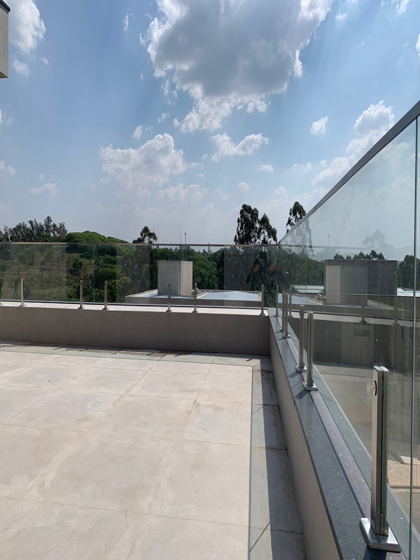 Terraço com guarda-corpo de vidro e inox no Cond. Alphaville Dom Pedro 3, Campinas