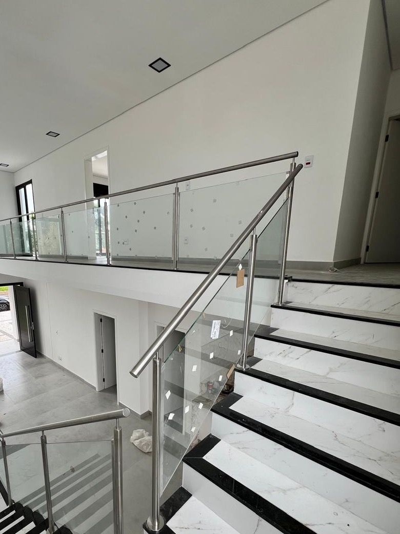 Escada de mármore com guarda-corpo de vidro e corrimão de inox no Cond. Campos de Conde, Paulínia