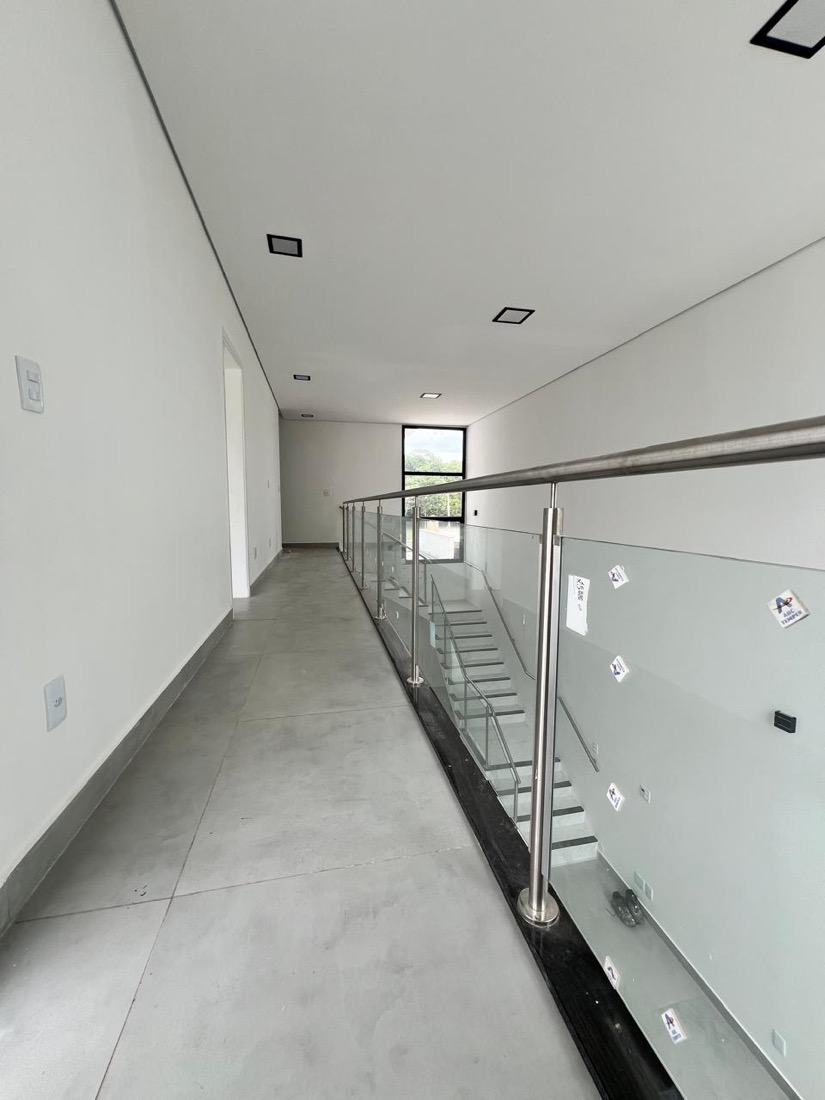 Mezanino com guarda-corpo de vidro e corrimão contínuo de inox — Cond. Campos de Conde