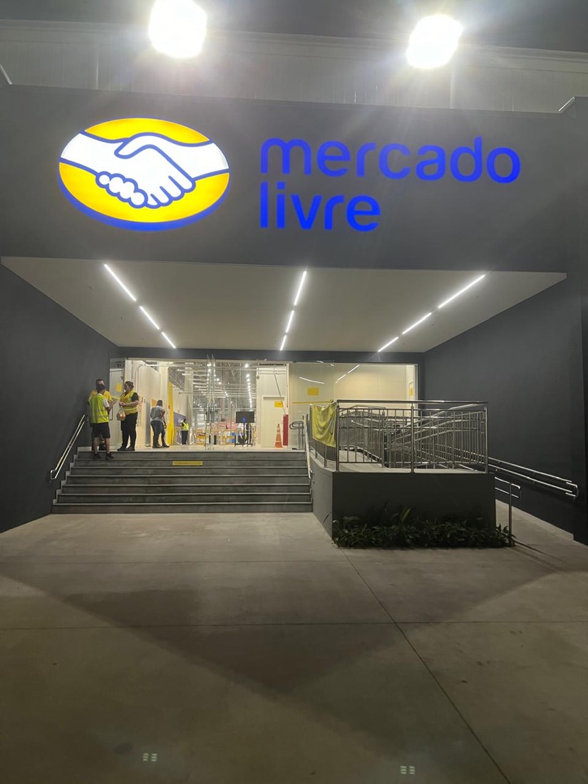 Entrada do centro de distribuição do Mercado Livre com corrimãos e guarda-corpo de inox instalados pela Inox Conceito