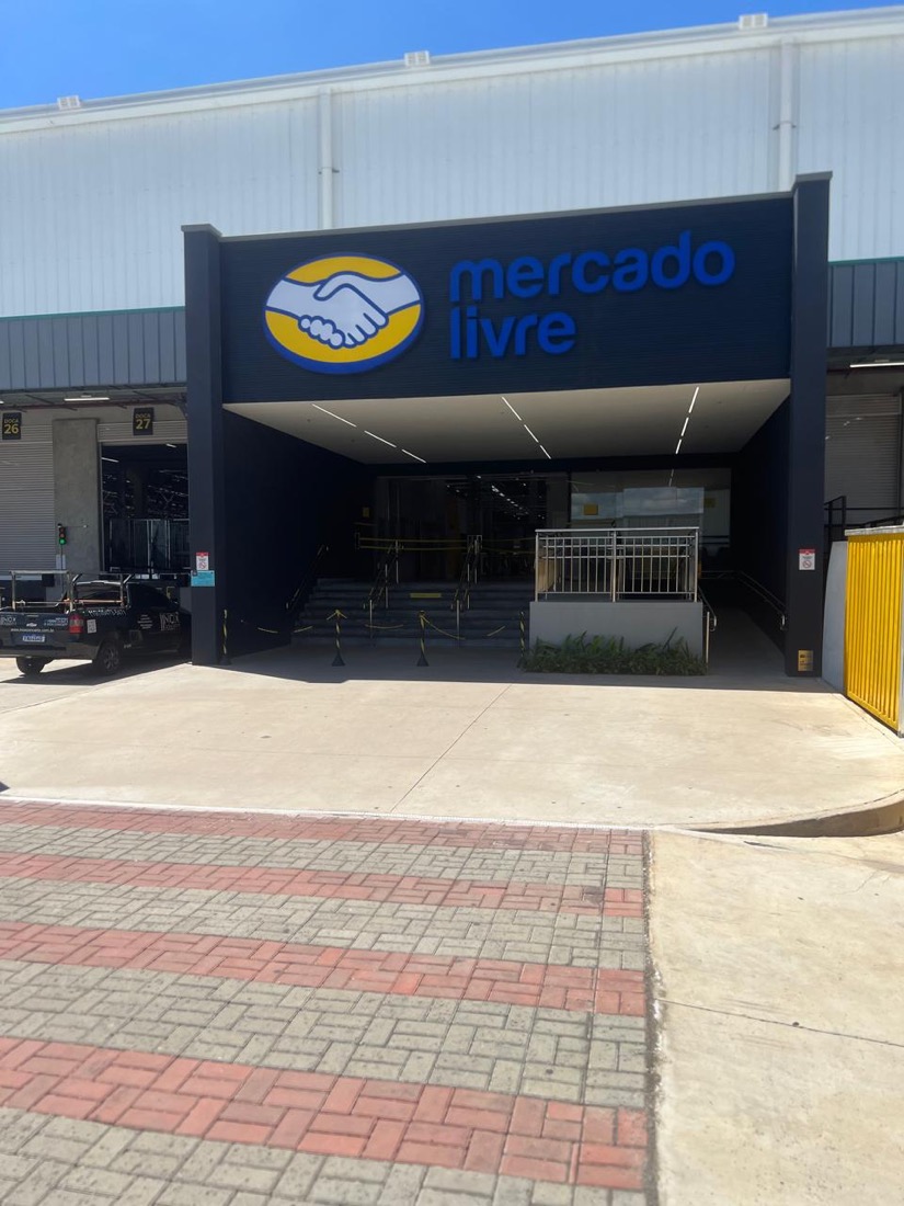 Fachada do centro de distribuição do Mercado Livre com escadaria e corrimãos de inox
